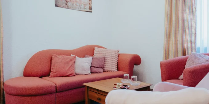Doppelzimmer-Couch--Hotel-Angermeier2